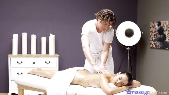 Массажист аккуратненько присунул симпатичной клиентке