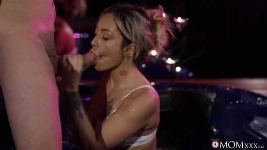 Одинокие мамаши устроили двойной минет приятелю