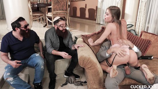 Веселая еврейская компания сняла одну шлюшенцию в целях экономии