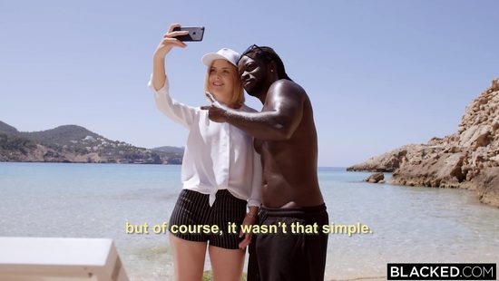 Милашка отдалась огромному негру на райском пляже