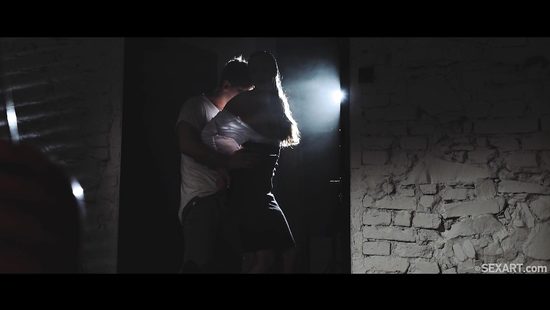 Романтическое свидание молодой парочки завершилось еблей во мраке