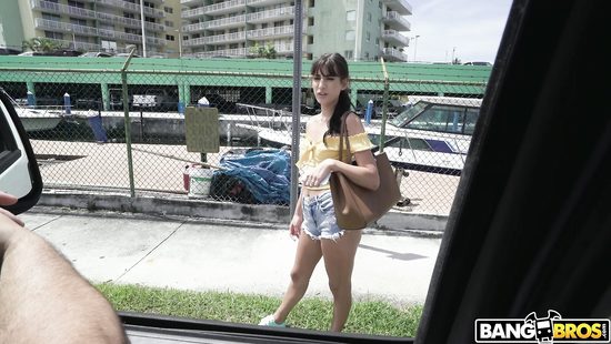 Стройная чика согласилась соснуть пикаперу за деньги