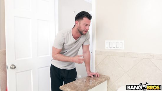 Негритянка с огромной задницей отсасывает в душе розовый членик