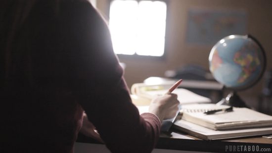 Готова ли Менди на секс с директрисой прямо в кабинете школы?