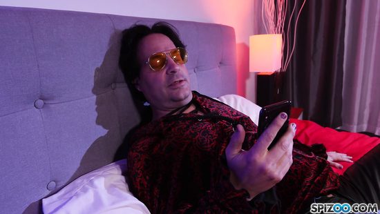 Известный певец пригласил фанатку из интернета на перепихон