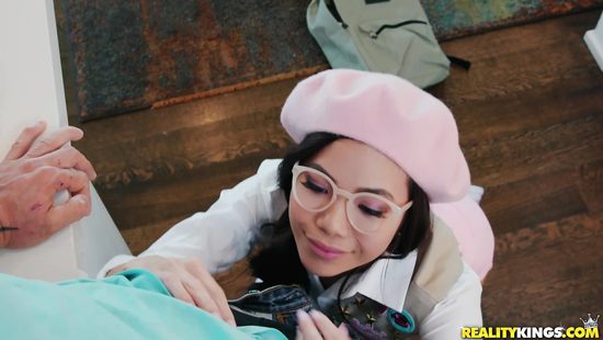 Азиатка готова даже сосать хуй, ради продажи