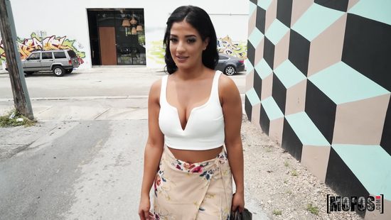 Удачно забытые дома трусики привели к секс приключениям