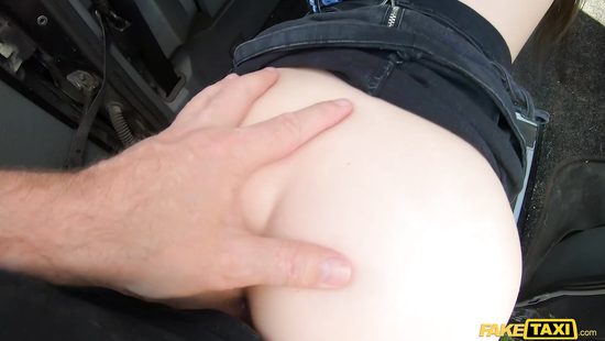 Студентка напросилась на член во время поездки