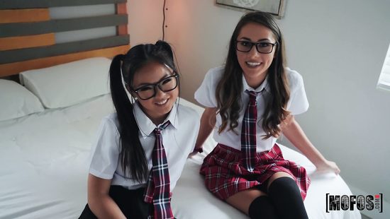 Спортсмен катнул двух студенток на тройничок