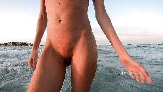 Проводим день на море с сексуальной худышкой