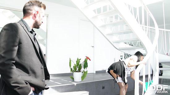 Горничная минетом снимает усталость