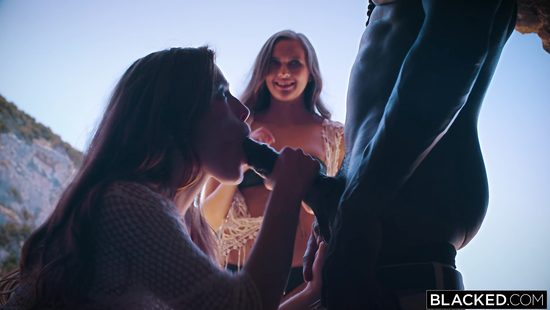 Владелец отеля приютил крошек за минет