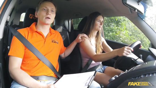 Бабы с большими жопами всегда сдают на вождение с первого раза, и вот почему