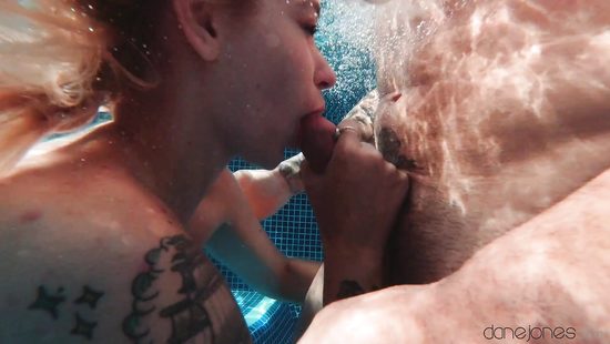 Блондиночка благодарит любимого за шикарный отдых