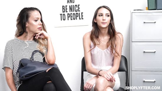 Мамаша с дочкой попались на крючок охранника