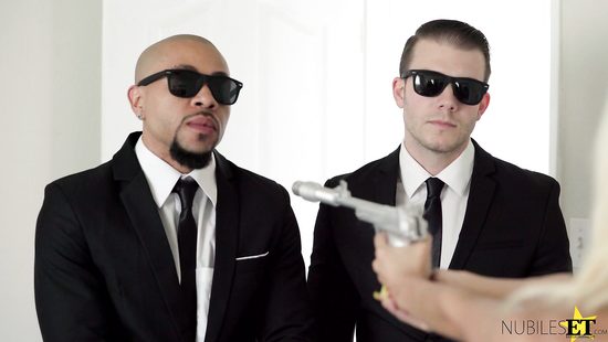 Неземной сексуальности противостоять не по силам даже агентам в черном