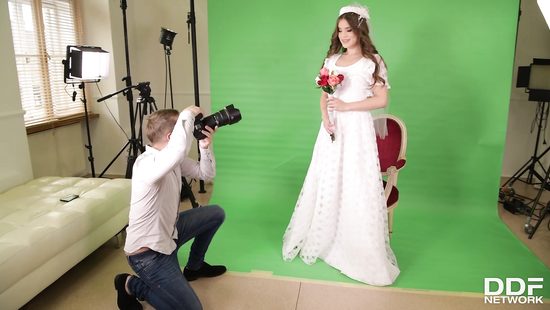 Не потрахалась на девичнике, так хоть с фотографом оторвалась в студии