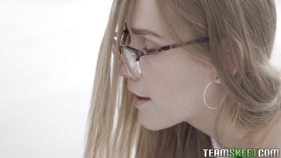 Тёлочка всегда мечтала трахнуться с молодым начальником, и этот момент настал