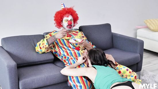 Взрослые девочки клоунов используют по своему