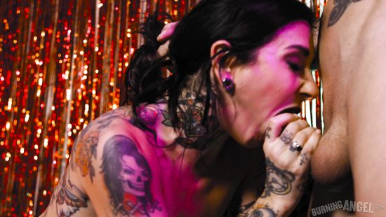 Достойному члену можно и в попку разрешить