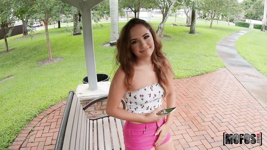 Пикапер словил момент обиженной на парня девки