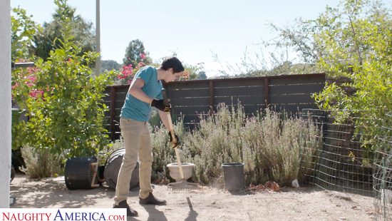 Соседский парнишка помогает во всем по дому и даже в постели