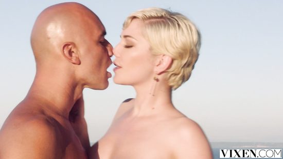 Ни одна туристка не устоит перед большой виллой и большим членом