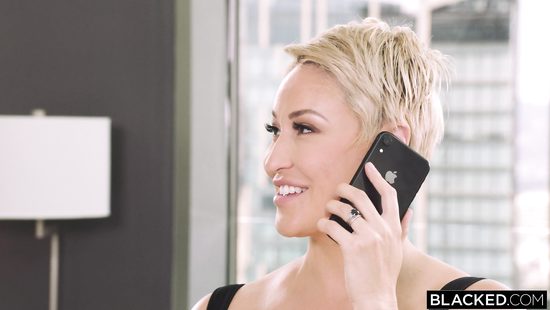 Нашел попку достойную огромного члена