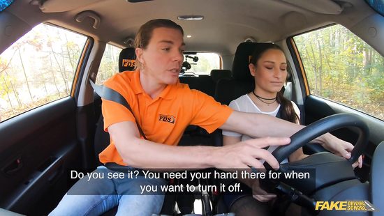 Инструктор уже забыл, когда девки сдавали на права своей головой