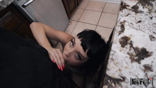 Милую худышку заводит съемка и вдохновляет на новые позы в сексе