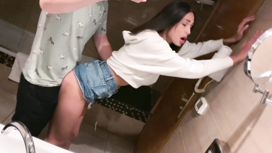 Парочка поставила за цель в жизни трахнуться во всех туалетах мира