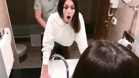 Парочка поставила за цель в жизни трахнуться во всех туалетах мира