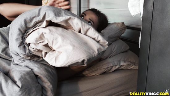 Заткнуть храп своей киской - что может быть гениальней?