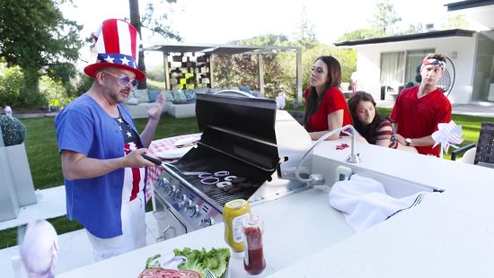 Пока муж жарит сосиски, девки жарятся на сосиске друга