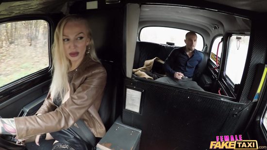 Таксистка вывезла в лес пассажира, чтобы развести на трах