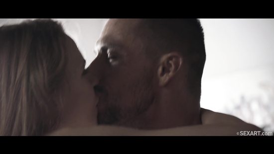 Бутылочка шампанского и секс набирает совсем других красок