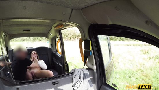 Пассажирка дала себя выебать за то, что обоссала всю машину