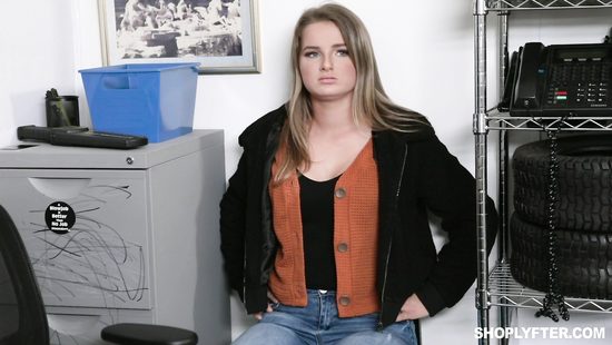 Девка готова глубоко сосать, лишь бы поскорее отпустили домой