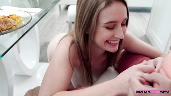 Мамаша дает очередной урок секса, только уже прямо на новом парне