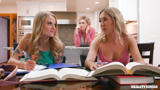 Мачеха не может не соблазнить каждую подругу падчерицы