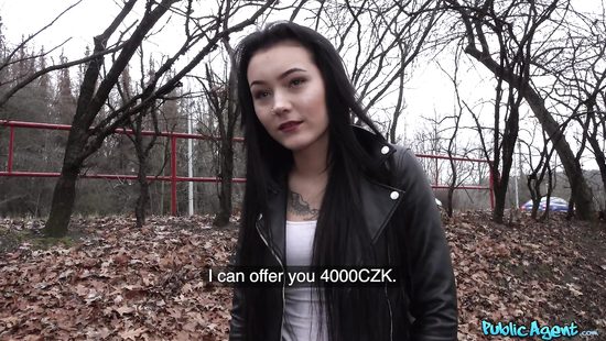 Прогулка девки в лесу закончилась с хуем во рту незнакомца