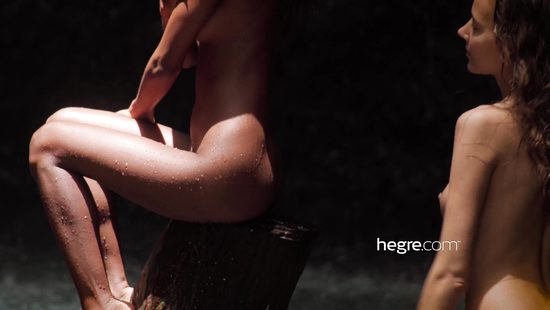 Амазонки нашли райский уголок для купания голышом