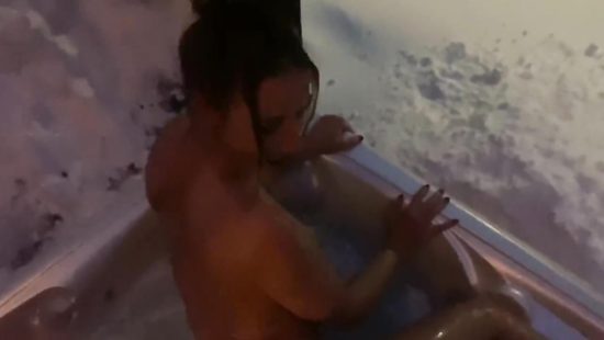 Минет в джакузи заставляет поверить в мужской оргазм