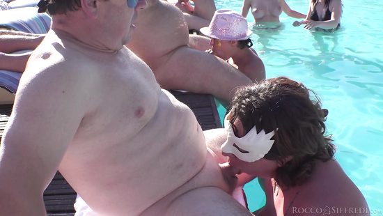 Секс-вечеринка в бассейне в полном разгаре