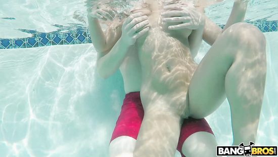 Порнозвезда продала киску, ради лишения девственности сынка миллионера