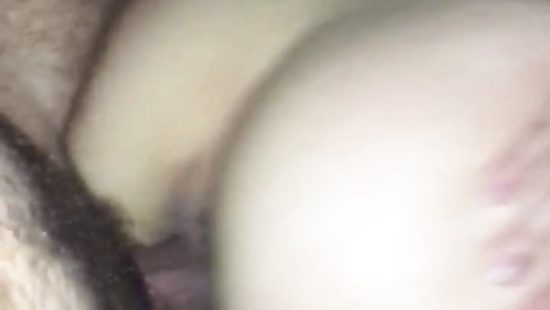 Трахает свою киску