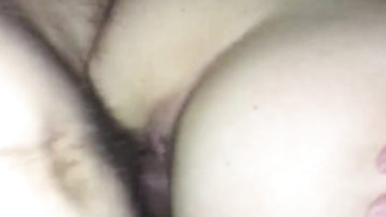 Трахает свою киску