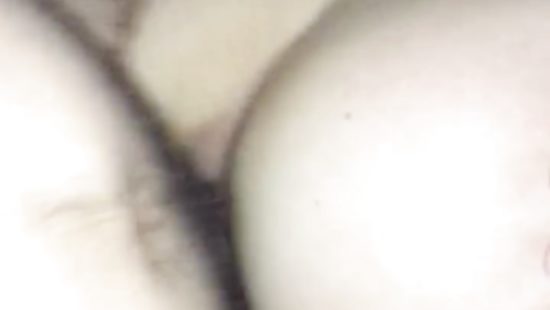 Трахает свою киску