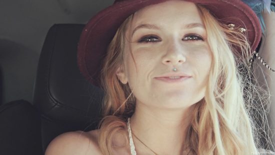 Две блондинки в постели занимаются сексом с одним любовником