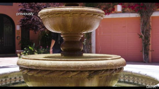 Два негра у бассейна насаживают на свои большие члены киски подруг